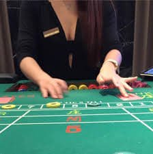 Meja permainan kasino live dengan dealer profesional di platform contogel